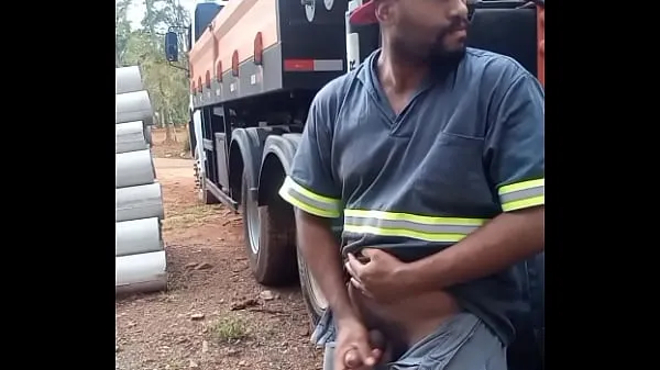 HD Worker Masturbating on Construction Site Hidden Behind the Company Truck-drev film