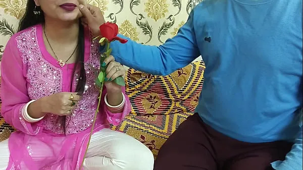 HD India hermosa esposa marido celebra la semana especial de San Valentín Feliz día de la rosa hablar sucio en voz hindi saara dar una paja con los pies conduce películas