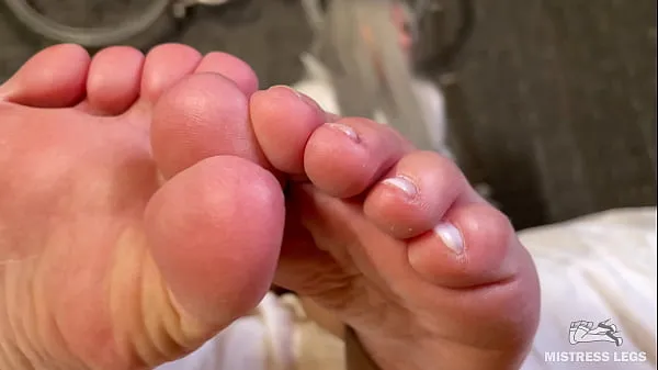 HD Goddess Bare Feet Rubs Each Over And Toes Wiggling Closeup ขับเคลื่อนภาพยนตร์