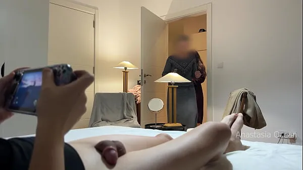 HD My stepmom and I are getting ready for dinner and my husband relaxing and showing off his cock. CFNM Filmleri Sürdürün